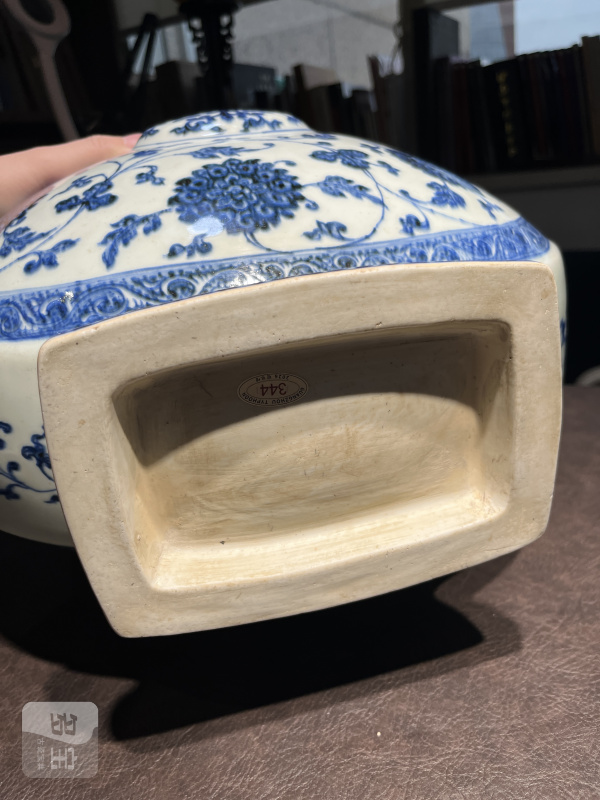 清乾隆 青花缠枝莲纹螭耳抱月瓶 - 图15